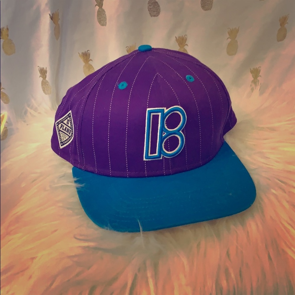 Snap back hat